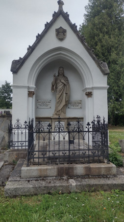 hřb Kladruby kaplička.jpg